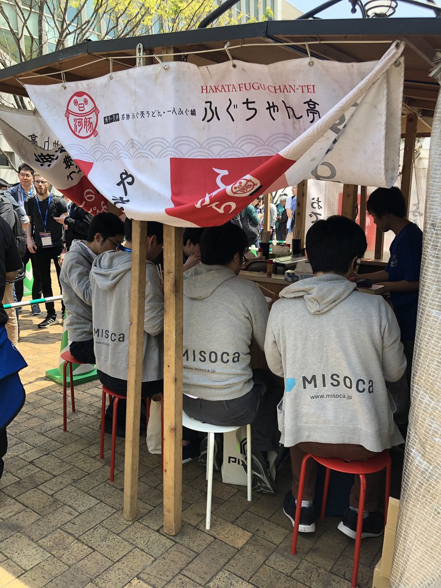 Misocaのロゴが入ったパーカーやTシャツを着ています