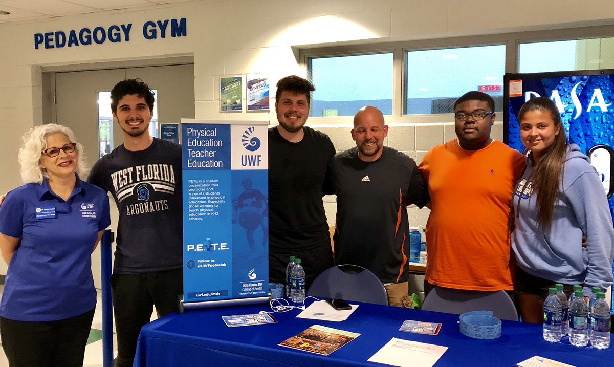 Charmain4PE's tweet photo. UWF PETE club having fun at Rec Fest with our Dean of @UWFHealth, @Charmain4PE @UWFphysed @SHAPE_America @SHAPE_Florida https://t.co/LQcHCjmYZm