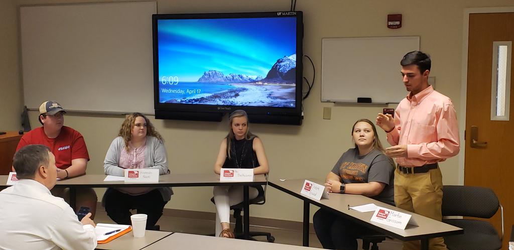 FennelMatt's tweet photo. Top 10 finalist kickoff the semi- final round of @SkyhawkAggie Collegiate Discussion Meet tonite @utmartin . Hearing some great discussion on #AgLabor. @utmfarmbureau @TNFarmBureau https://t.co/1gw91kvzVv
