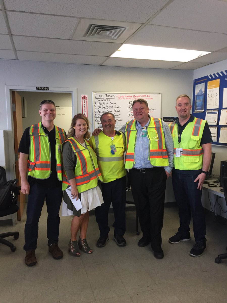 KevinSummerlin5's tweet photo. Congratulations to Dominic in PHX. In two days he will be celebrating 45 years with United.  Plus it’s his first time in a tweet and says the grandkids will get a kick out of it #weareunited #consistency @weareunited @terischep @JMRoitman @GrewalMandee @barkleyscotty https://t.co/FygYp7Yp4C