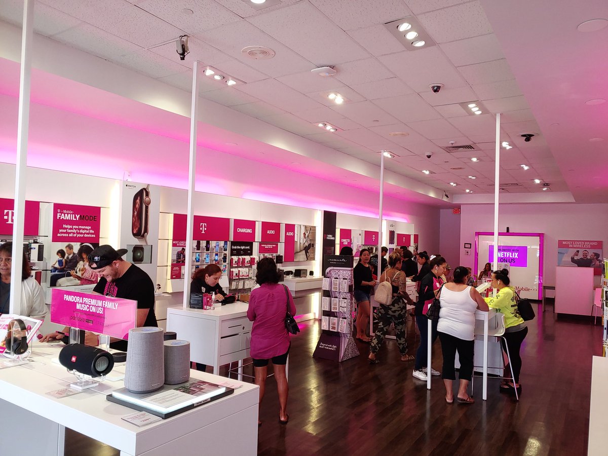 hawaiian2damax's tweet photo. Stop by #tmobile #Kaneohe bay for some AMAZING deals!!!  #tmobiletruck #AlohaTruck #AreYouWithUs @TMobile @scotoishi @mattcolleps @TMobileTruckHI https://t.co/HCTwY9Apgt