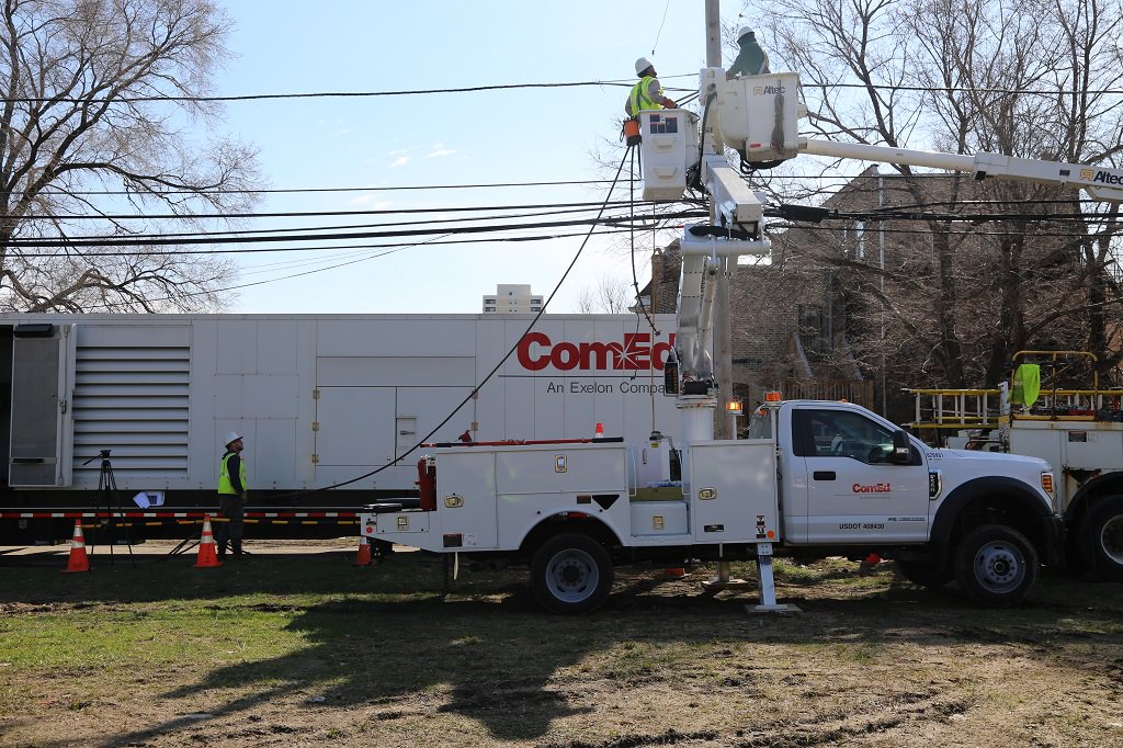 ComEd's tweet photo. Weβre leading the way and creating a more resilient and reliable electric grid! We tested our Bronzeville Community Microgrid and demonstrated its ability to keep power flowing, while drawing upon clean energy resources, in the event of an emergency: https://t.co/btwTimnbyI https://t.co/xIs17oHysv