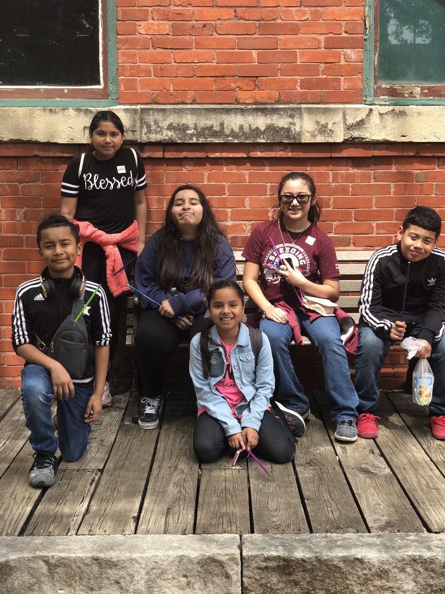 tuckertotsin106's tweet image. Field Trip Fun at Dallas Heritage Village! 👍🏻😍💦#100yearoldllamas #llamasdoingwork @henrielibrary @dhvillage