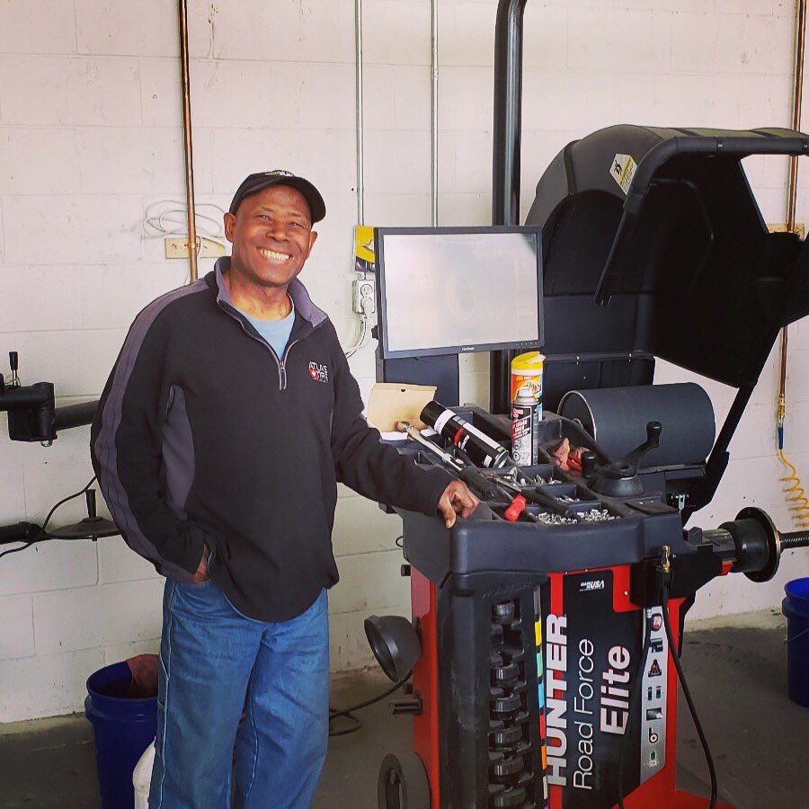EquipmentRiel's tweet photo. Smiley at Alpha Tire Yorkdale is excited about their New Hunter RoadForce Elite Balancer! #rielequipment #hunterengineering #roadforcebalancing #alphatireyorkdale #thankyouforyourbusiness https://t.co/dX9y9n7oSt