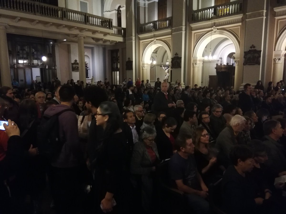 FOJIChile's tweet image. En pocos minutos comienza el concierto de nuestra #OSNJ en la Parroquia Divina Providencia junto al gran director Maximiano Valdés. #ComunidadFOJI @CulturaProvi