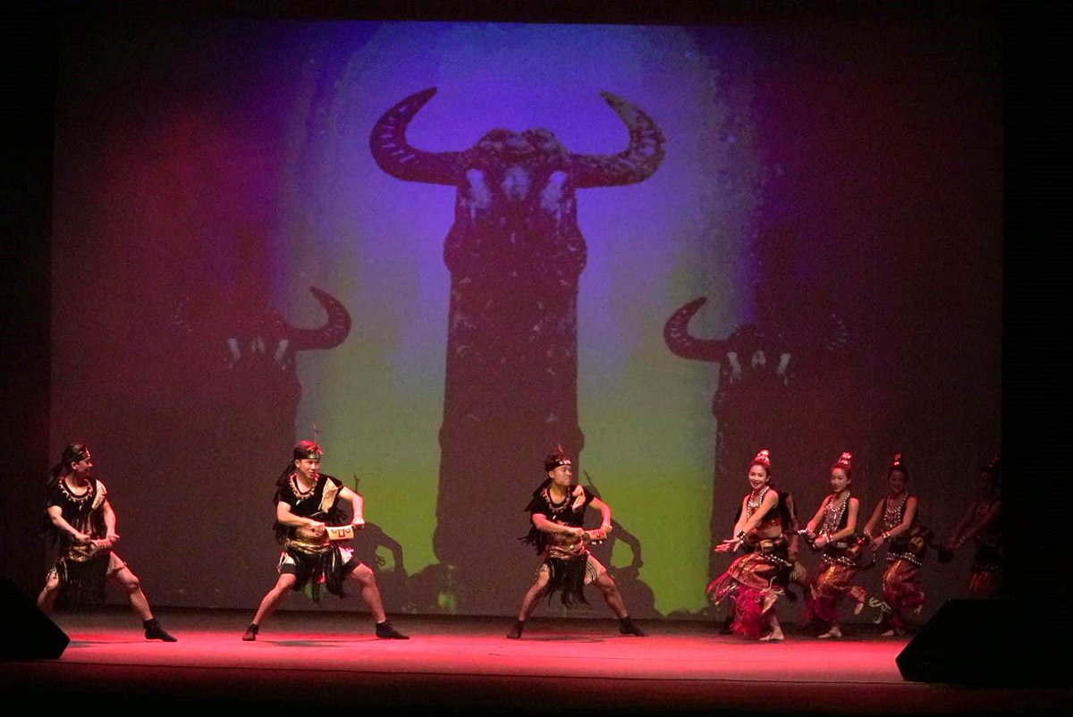 idpaysandu's tweet photo. #IDPahora La compañía cultural de la Provincia de Yunnan se despide del público sanducero. Un Florencio Sánchez repleto le brinda su aplauso y admiración. #PAYSANDÚesCULTURA #54SemanadelaCerveza #54SC #disfrutáPAYSANDÚ https://t.co/uoec4Q5AC6