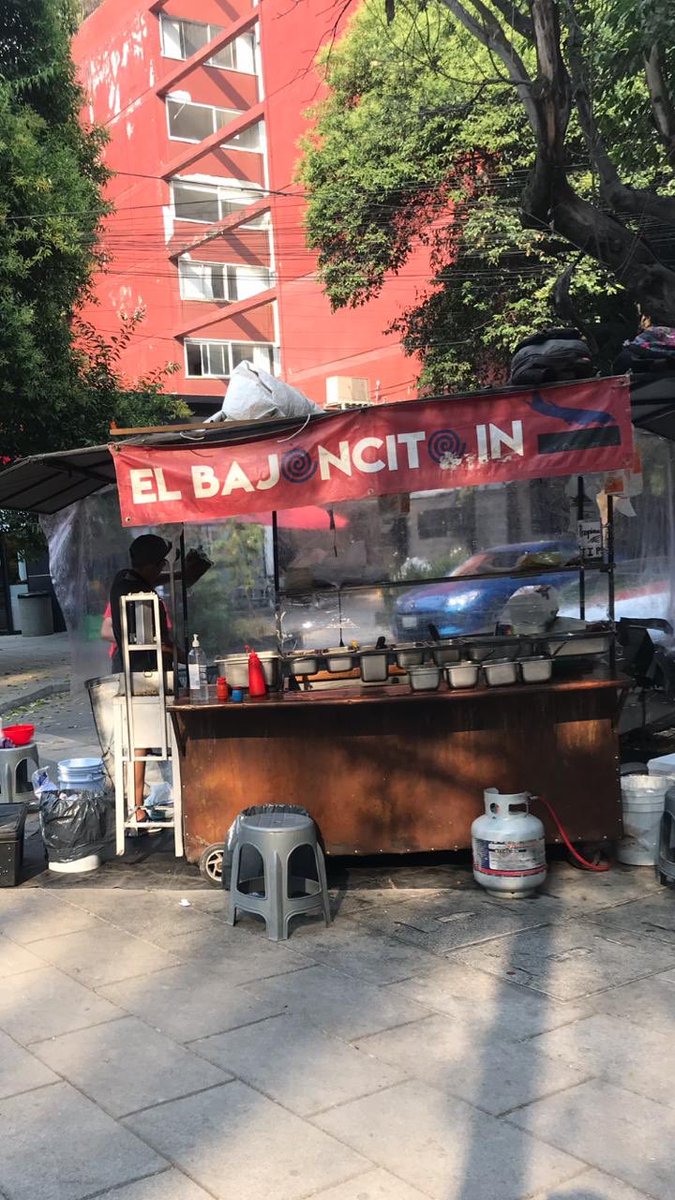 Alcalde <a href="/nenulo/">Néstor Núñez</a>, ¿nos ayuda con retiro del puesto que no ha retirado vía pública de <a href="/AlcCuauhtemocMx/">Alcaldía Cuauhtémoc</a> y que se instaló hace algunas semanas (puesto nuevo) en zona rehabilitada con recurso de parquímetros en Parras esquina Nuevo León? Ya lo hemos reportado varias ocasiones.