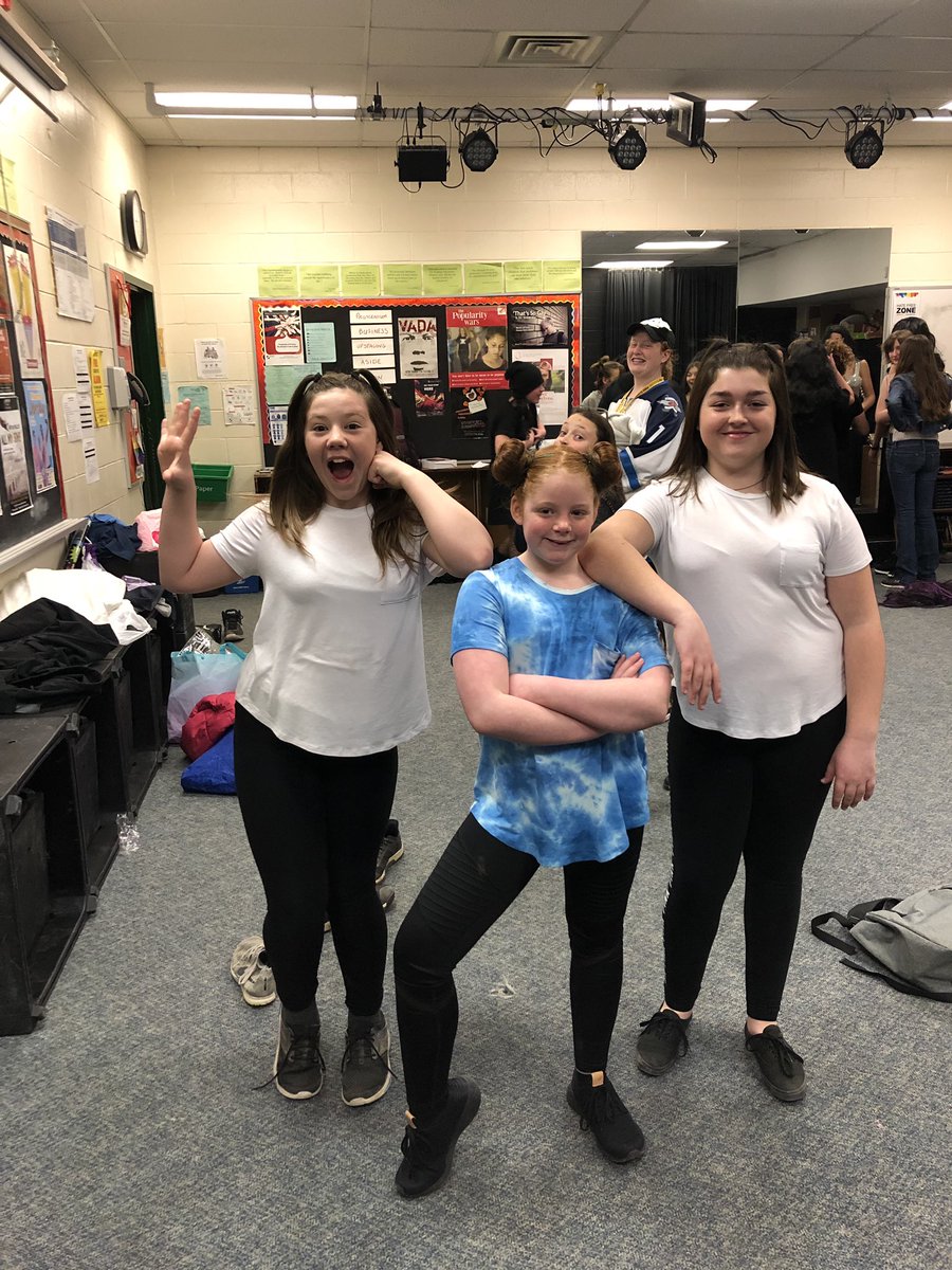 krmiller86's tweet photo. Backstage action at UPS Arts Night. @JamesLangner 🎨🎭💃#misfiringconfetticanons #needmoreeyeliner #missingasinglelady https://t.co/MjyxY2lboc
