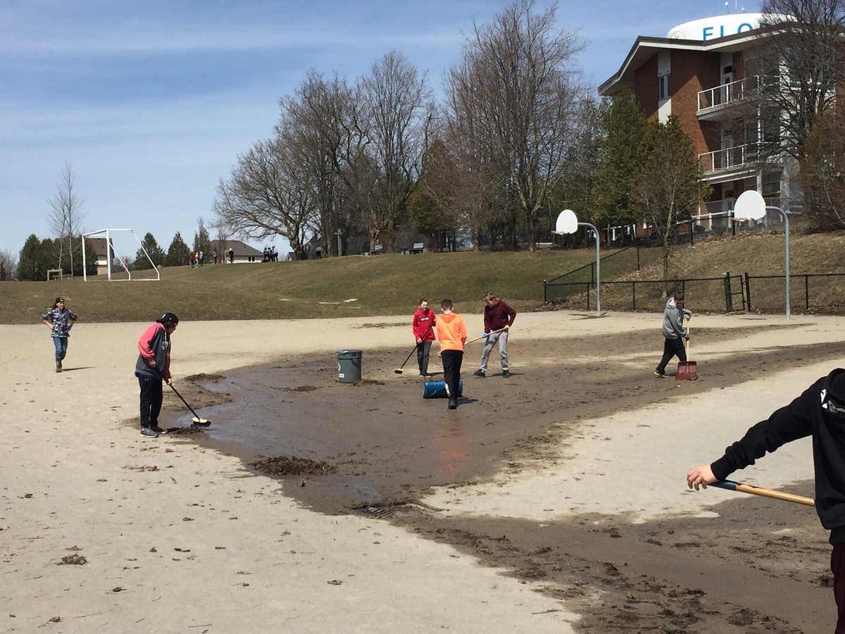 MustangUpdate's tweet photo. Thank you Grade 7s for your help to clean up our playground. #ServiceToOthers #TooMuchSand #FallLeaves https://t.co/BZOkEF7ZxM