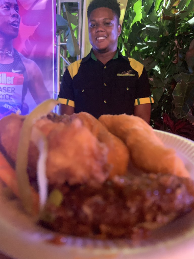 denillerene_'s tweet image. Of course I had to find the food 😍😍 #TracksandRecords