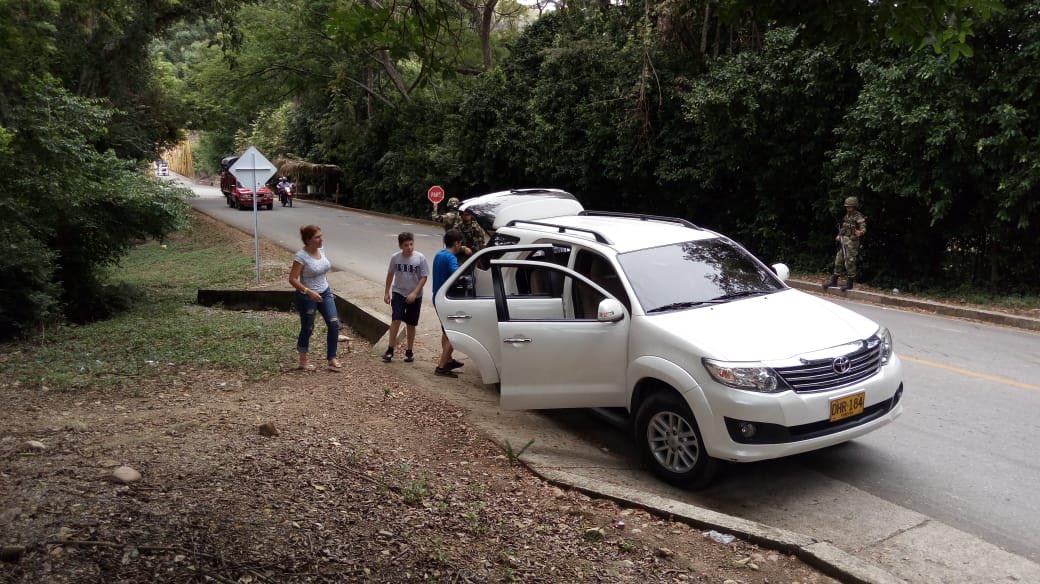 Ejercito_Div5's tweet photo. Los #HéroesBicentenarios del Comando Operativo de Estabilización y Consolidación Zeus y el #Bicai realizaron puesto de Control en  Puente Amarillo en Chaparral, sur del Tolima. #ViajeSeguro su @COL_EJERCITO está en la vía. #Cozeu #SextaBrigada https://t.co/qoafK0VCP0
