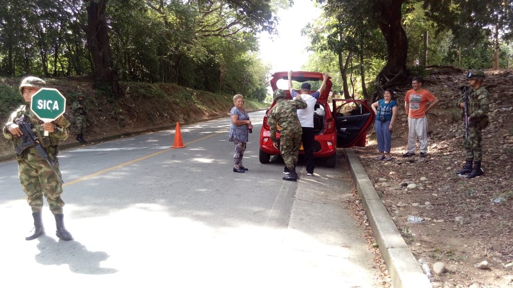 Ejercito_Div5's tweet photo. Los #HéroesBicentenarios del Comando Operativo de Estabilización y Consolidación Zeus y el #Bicai realizaron puesto de Control en  Puente Amarillo en Chaparral, sur del Tolima. #ViajeSeguro su @COL_EJERCITO está en la vía. #Cozeu #SextaBrigada https://t.co/qoafK0VCP0