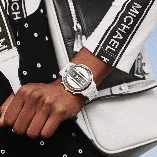 MichaelKorsJP's tweet photo. Around-the-clock chic: 忙しい日々に呼応する #MichaelKors スマートウォッチ #AccessItAll
https://t.co/fZj3IeHbCy https://t.co/AaOZJwuoTB