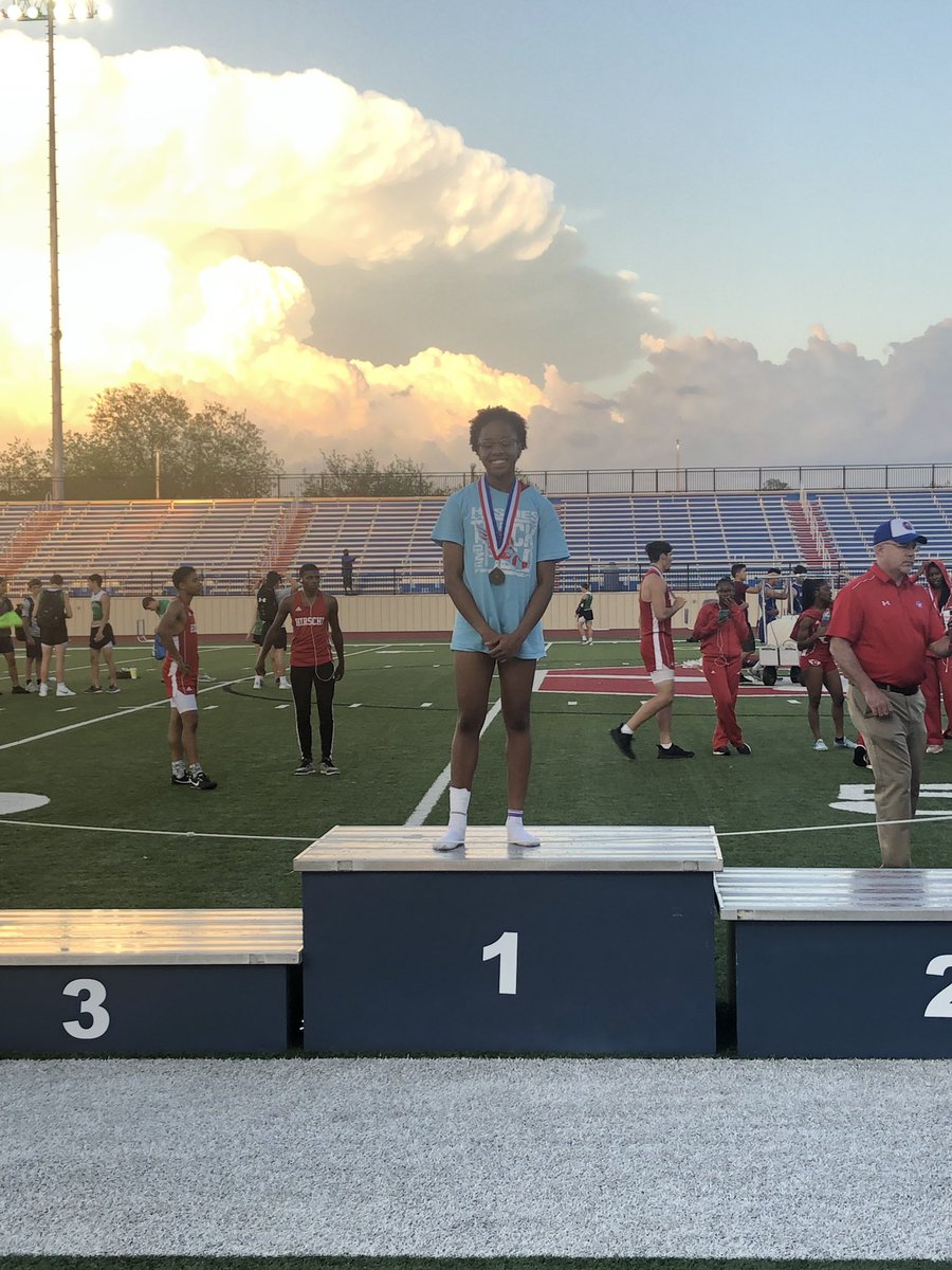 Ashton Carter finishes 1st in the 400 meters.
