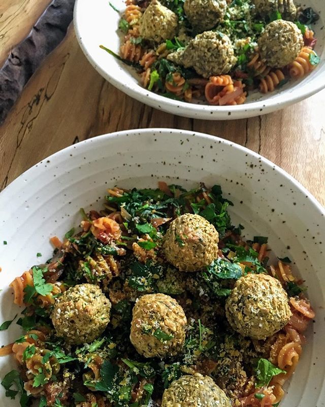 plantbasedyogi's tweet photo. Quick and easy garden pagodas, mushroom marinara, and lentil but balls. I was short on time so I sauteed some onions and mushrooms with a store bought salt free tomato sauce to jazz it up. The nut balls were from the freezer. .
.
.
#wfpb #wholegrains #an… https://t.co/R971K4itqb https://t.co/98hbp6xtzE
