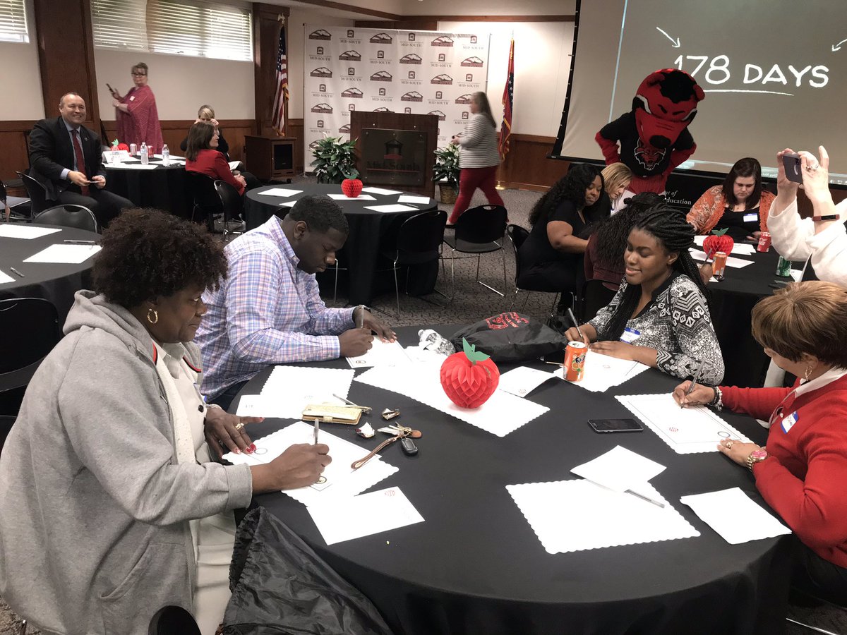 AStateERZ's tweet photo. Fun day @asumidsouth as students signed their Educator Commitment Certificates for #ARSigningWeek! Outstanding group of teacher candidates! Thank you @WestByWestMphs @2018ATOY and @kdamp for your inspiring presentations. @ArkansasEd @JohnnyKey_AR @IvyPfeffer @shanebroadway https://t.co/WY4DOCmmu0