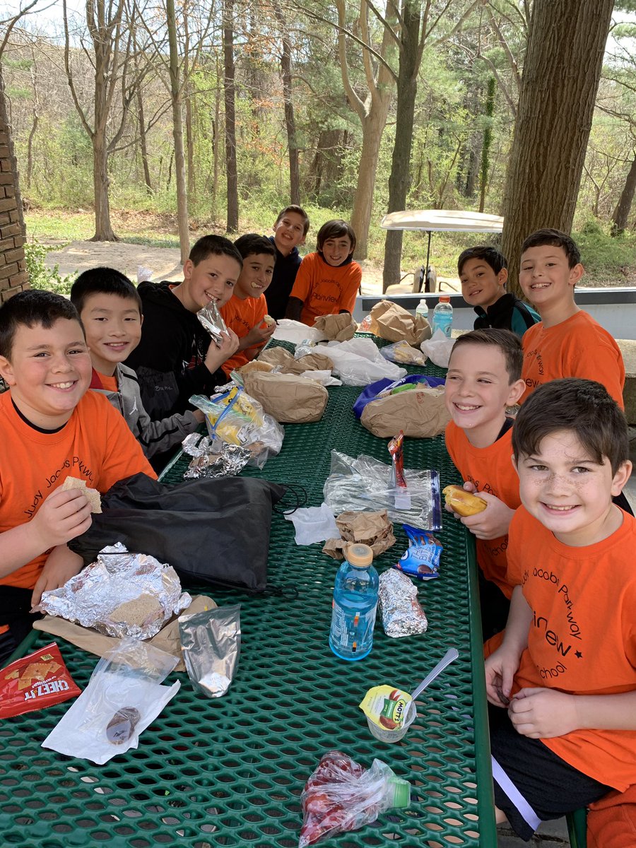 mrspatinoPOB's tweet photo. All smiles for an outdoor lunch with @tmarconePOB ‘s class! @Sezgregnyc @mrsclampittPOB @ParkwayPOB @POBSchools #OBVR https://t.co/6ZbwP08hvH