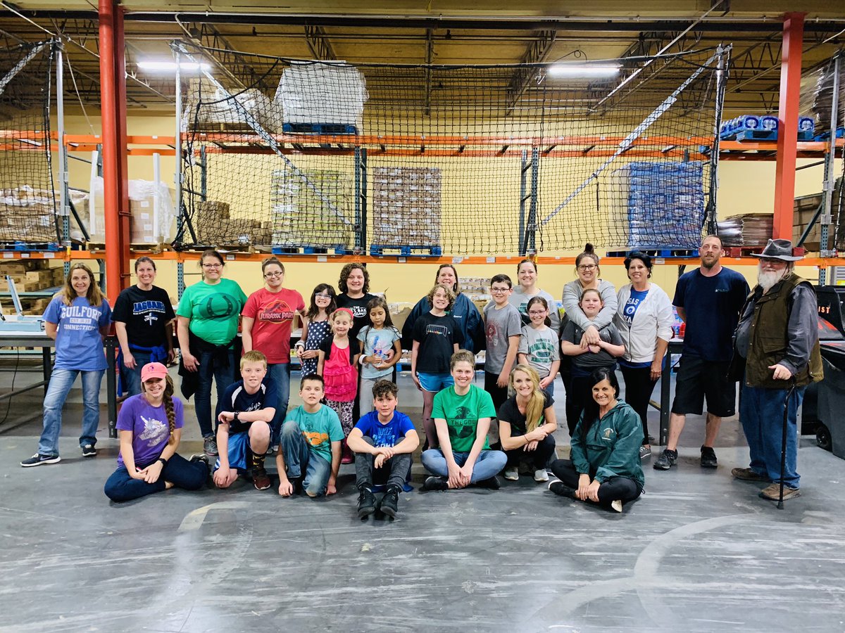 RamonaDunn14's tweet photo. “Life’s most pertinent and urgent question is, What are you doing for others?”
~Martin Luther King Jr.
Mustang Lighthouse Leaders, staff, & families gave up a couple hours tonight to “do for others”. Had fun packing backsnacks @ Harvesters. #doforone https://t.co/PT54DqwKeC