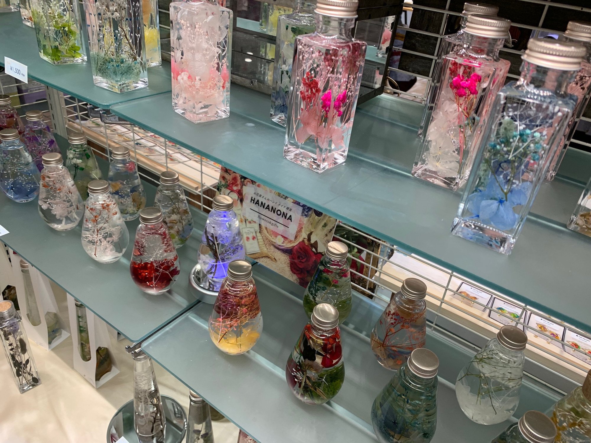 イクスピアリ 公式 雑貨 Hananona Flowers Gifts Tokyo が期間限定で営業中 お花屋さんが本物のお花を使用して作ったアクセサリーや Iphoneケース等のオリジナル雑貨をご用意しています 母の日のギフトに ソープフラワー