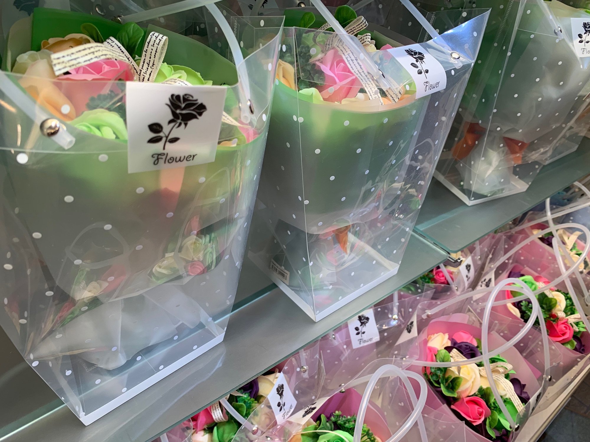 イクスピアリ 公式 雑貨 Hananona Flowers Gifts Tokyo が期間限定で営業中 お花屋さんが本物のお花を使用して作ったアクセサリーや Iphoneケース等のオリジナル雑貨をご用意しています 母の日のギフトに ソープフラワー