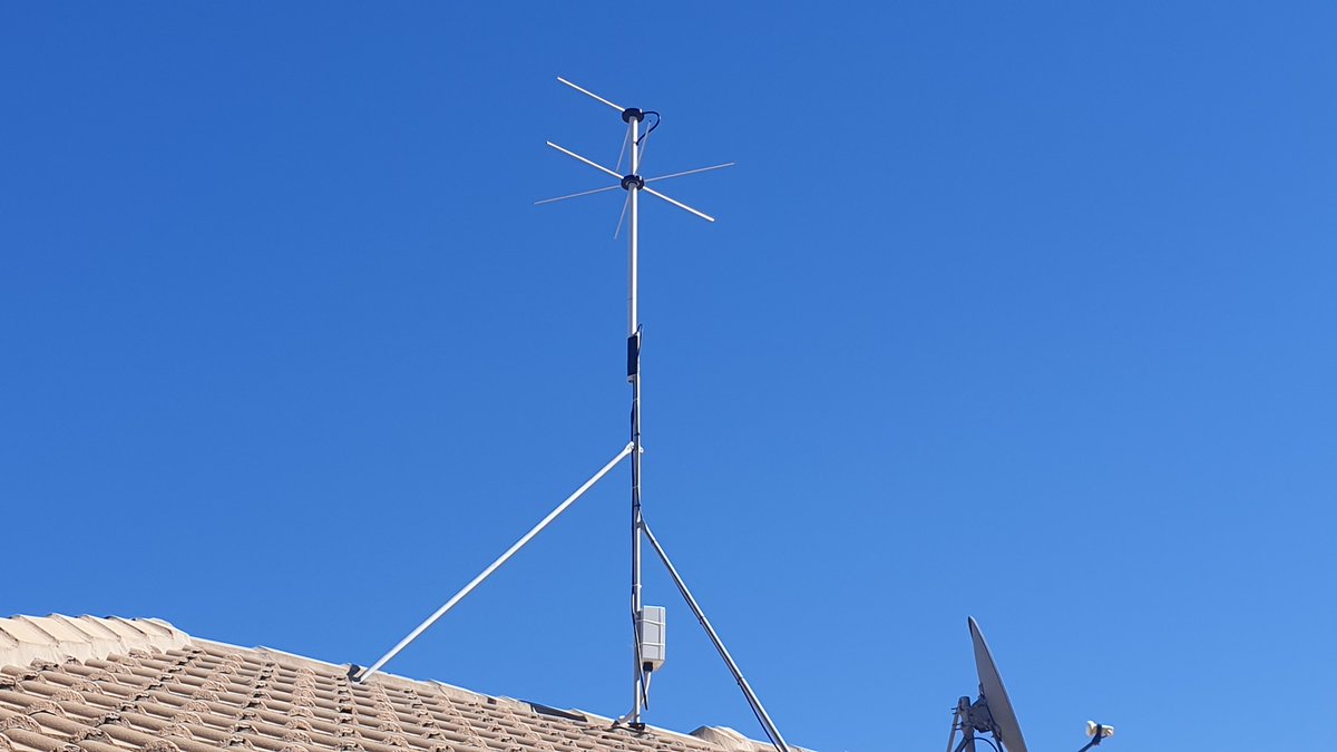 JohnWickman14's tweet photo. Here is a shot of the re-adjusted inverted-V dipole. I reduced the gap between the reflector to about 400mm and re-tuned. Results speak for themselves. SDR and LNA are mounted in the small box. #3dprinted #ziptielife #spacecameras https://t.co/85cYzzC0KS