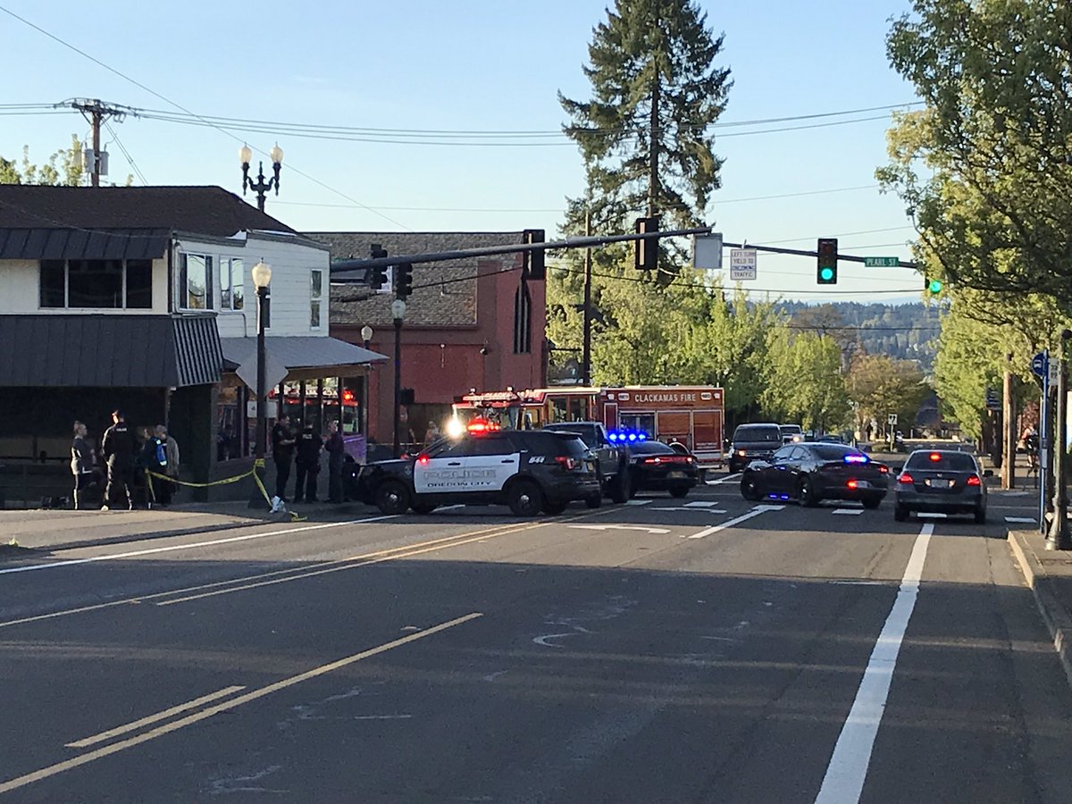ColeMillerTV's tweet image. At Mollala/Pearl in Oregon City where police have just cleared a fatal crash involving a driver and someone on foot. This bouquet of flowers has already been dropped off at the intersection #KOIN6News