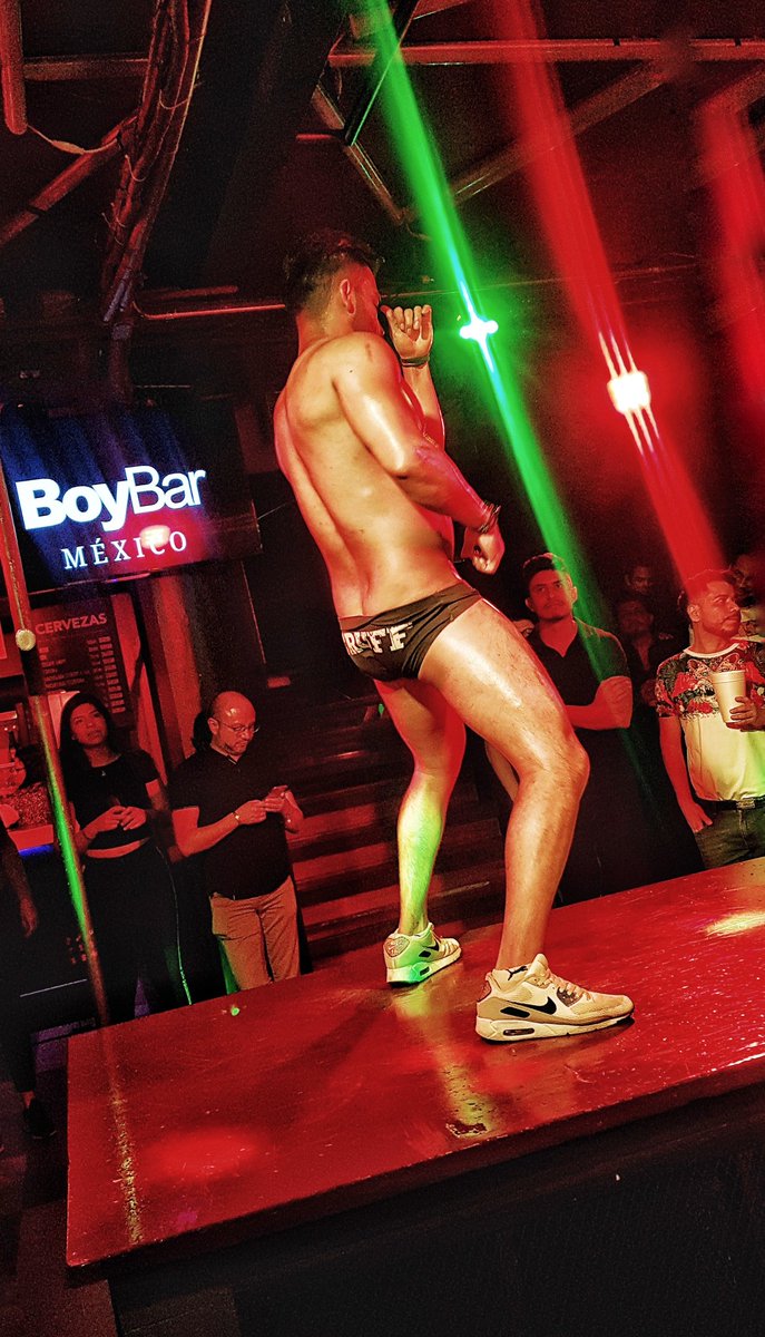 muchajoteria's tweet photo. Sexy man in #boybarDF #zonarosa #cdmx #gogodancer #sexyman #sexy #gayman #nochesdeantro #vidanocturna #scruff and as you can see everybody smiles there.... https://t.co/HRtIznk0dw