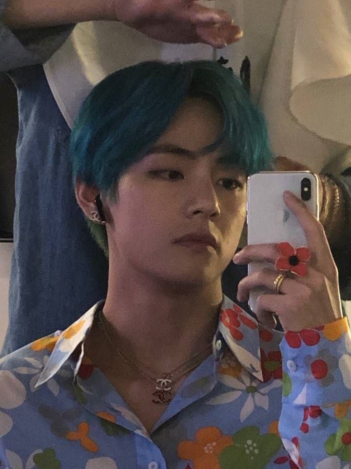 namjcex's tweet photo. BTS_twt update :

🤓컴백 

#방탄소년단 #뷔 #방탄소년단뷔 #태형 #BTS #V #BTSV #taehyung https://t.co/ZAsYhqHUkd