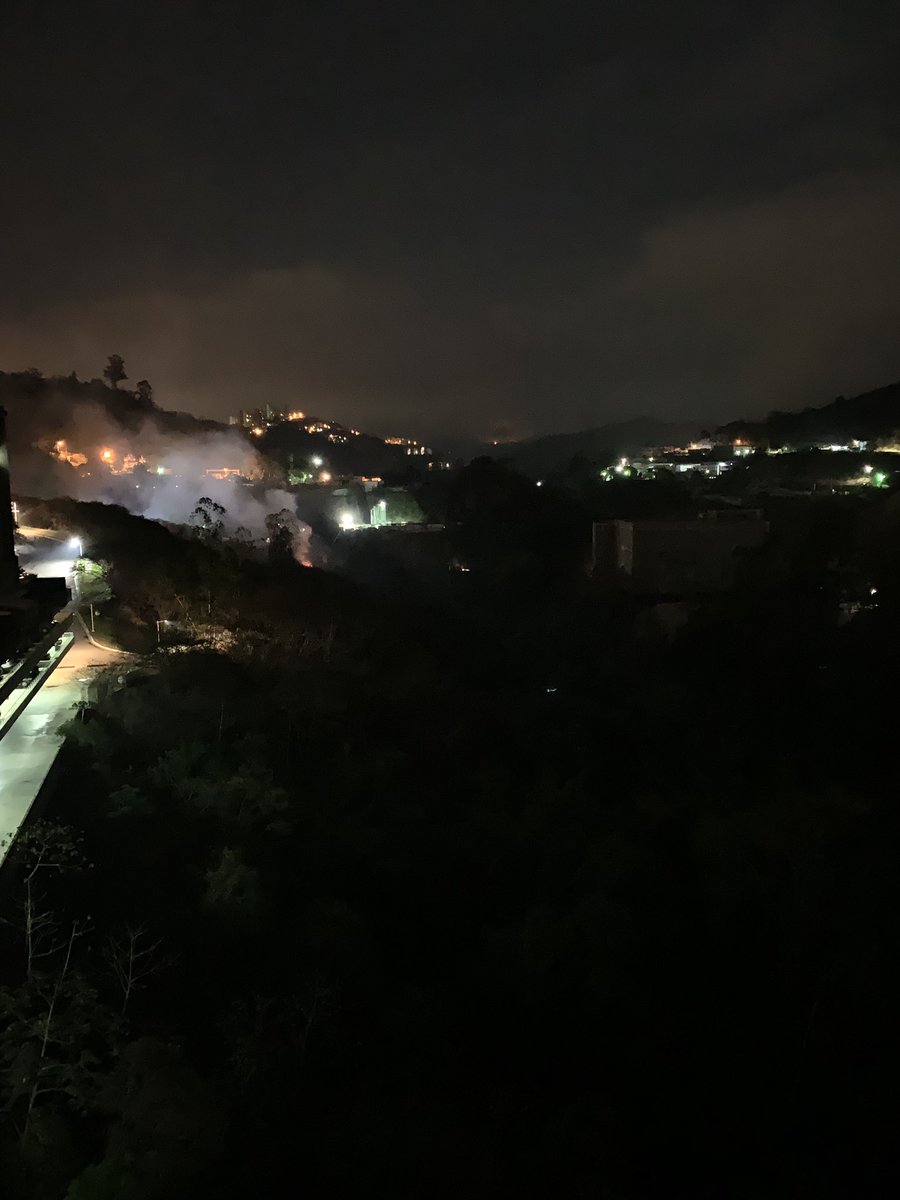 Radelita's tweet photo. #incendioforestal #caracas #elencantado y #lajolla @RadarMacaracuay 10:31 pm 17/04/2019 @bomberos_dc @rafapg @pgusta25 @mmafer21 https://t.co/2QP5BFPs5N