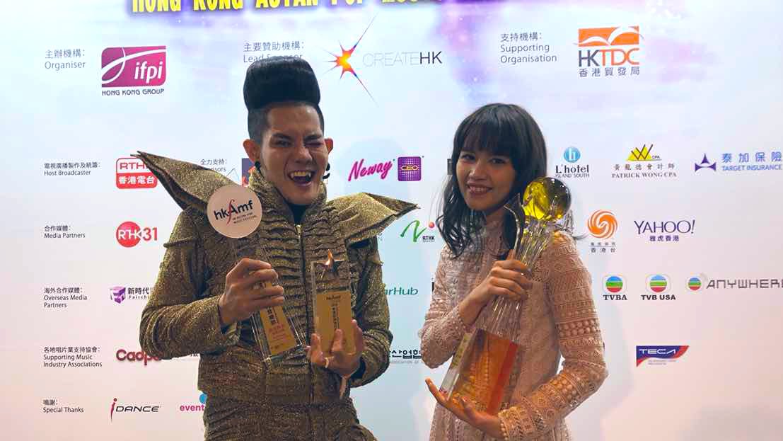 Anly_Singer's tweet photo. 這是在香港亞洲流行音樂節的後台拍的照片。來自泰國的 TACHYA 舞台魅力十足,好厲害喔!
Anly Solo live"Loop around the world〜Track2〜"
2019 4/27 門票好評熱賣中👉https://t.co/qR3Rhxu7uP…
#創作歌手
#火影忍者
#空虛內心
#動畫「七大罪」
#NARUTO
#HongKong
#hkamf https://t.co/J57HMGfG1G