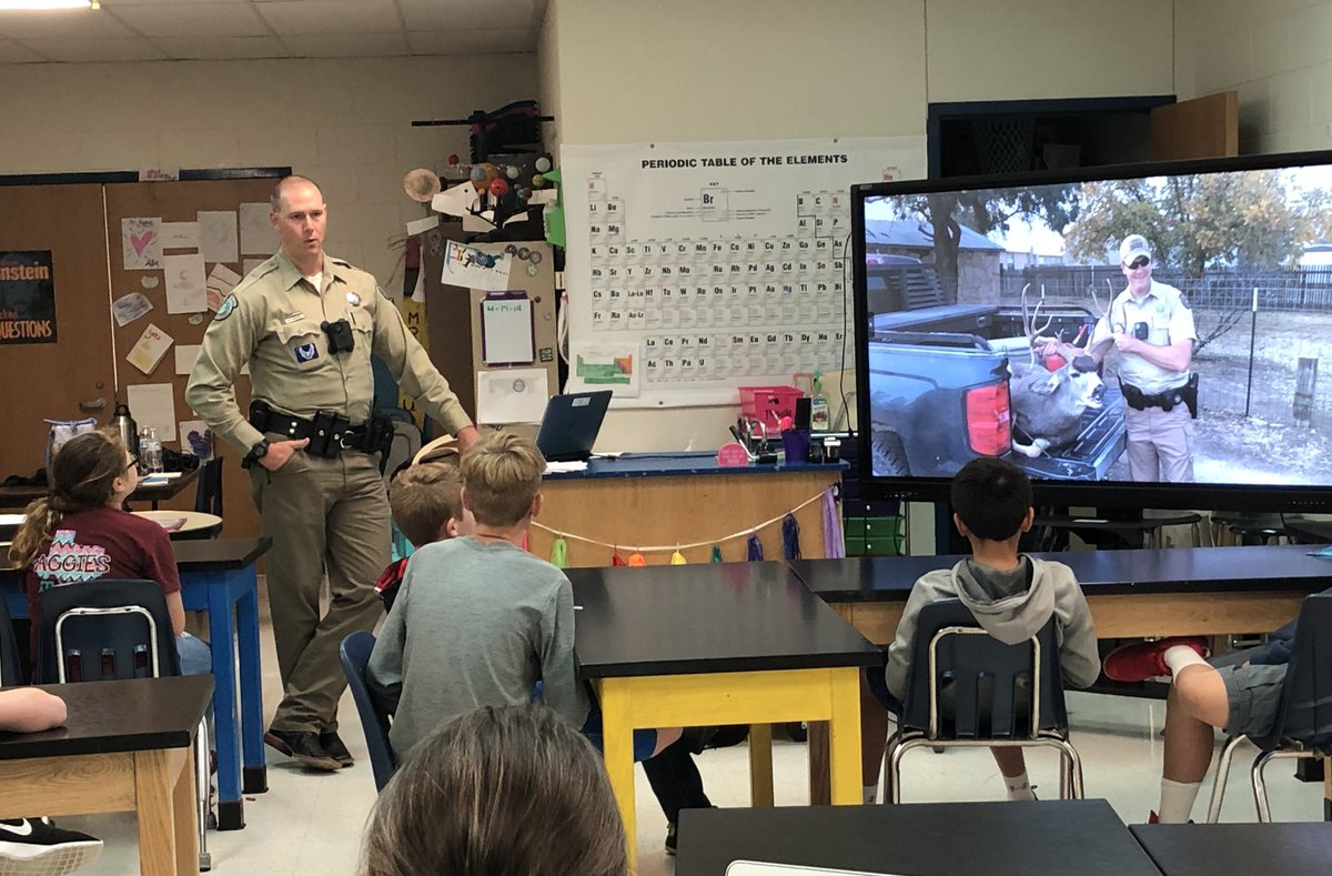EudyAngie's tweet photo. Career Day @DISD_DIS was #DISincredible!
Here is a shot of the Game Warden, a civil engineer who works with the railroad, and also a local artist!
We are so thankful for @MrsRangelsClass for all her organization and also #DISgrateful for all the amazing presenters! https://t.co/RVbj7njtXW