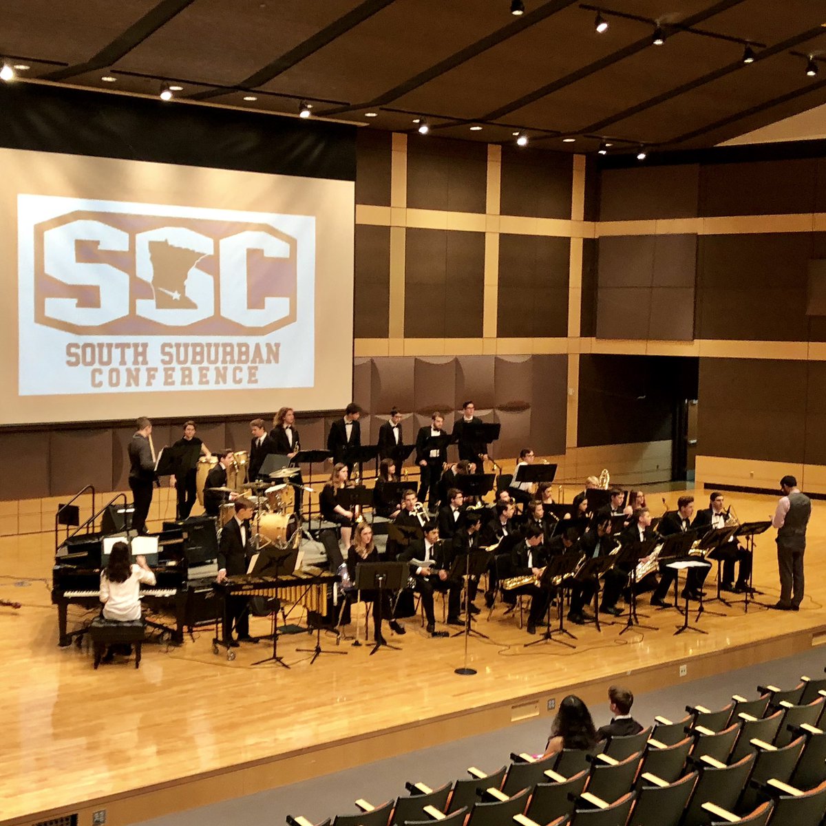 We’re excited! @LakevilleSBands about to kick off the annual SSC Jazz Festival with special guests @AirmenofNote! WOW. 
.
.
@ActivitiesLSHS @district192 @farmington @ISD192Athletics #jazz #jazzband #jazzensemble #aimhigh @LakevilleAreaPS