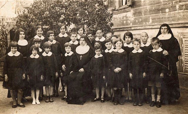 birvakitler1's tweet photo. Karaağaç´ta oturan Sanzoni ailesinin çocukları İtalyan Katolik Okulu´nda okurlar.. 1920´lerde çekilen ilk fotoğrafta 22 öğrenci ile birlikte okulda görevli üç rahibeyi görüyoruz.. 1930´lardan hatıra ikinci fotoğrafta ise öğrenciler okul müdürüyle birlikte görülüyor.. https://t.co/P8FEX1N975