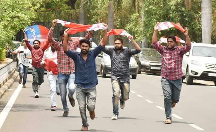 CharanT16's tweet photo. Student activists of #AISF detained in #Hyderabad as they tried to enter into Secretarate demanding suspension & arrest #TSInterBoard secretary for 'mismanagement' of results, close to 20 students killed self over flawed results.
#TSInterBoard
(Pics:SriramM) https://t.co/lVk1ZjTQOy