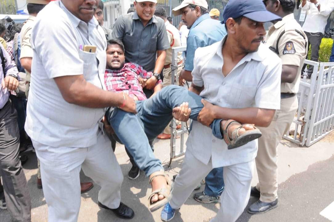 CharanT16's tweet photo. Student activists of #AISF detained in #Hyderabad as they tried to enter into Secretarate demanding suspension & arrest #TSInterBoard secretary for 'mismanagement' of results, close to 20 students killed self over flawed results.
#TSInterBoard
(Pics:SriramM) https://t.co/lVk1ZjTQOy