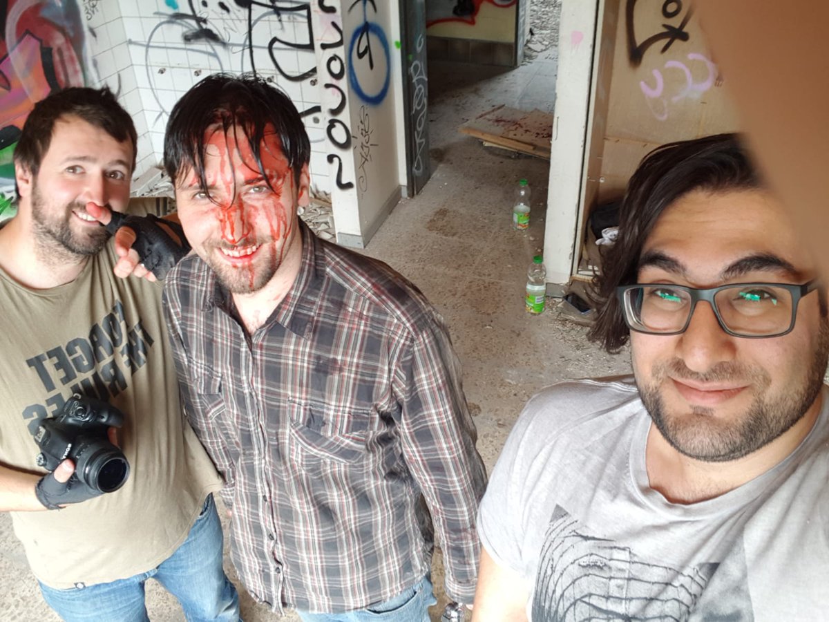 ReneVossen's tweet photo. Fun on set of #jerrycoel 😄
#movie #film #thriller #horror #filming #funonset #onset #onfilmset #bloody #actor #schauspieler #eightelementsfilms #actorlife #bloodyface #makeup #filmmaking #behindthescenes #director #directorlife #selfionset https://t.co/5RLnSJ0Dxc