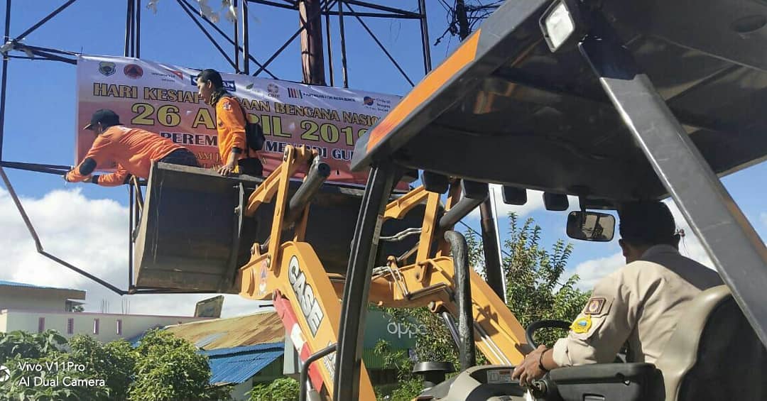 SenkomNTT's tweet photo. Anggota Senkom Mitra Polri kab. Timor Tengah Selatan Bersama Jajaran BPBD Melaksanakan giat pemasangan spanduk dalam rangka HARI KESIAPSIAGAAN BENCANA NASIONAL di 6 titik wilayah Soe Kab. Timor Tengah Selatan, Kamis (25/4/2019).
@senkompusat
@info_NTT
#siapuntukselamat https://t.co/A9zlwgJNdA
