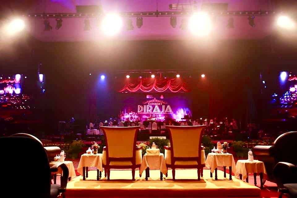 ukm_my's tweet photo. Menunggu ketibaan Yang Di-Pertuan Besar Negeri Sembilan Darul Khusus Tuanku Muhriz Ibni Almarhum Tuanku Munawir.

#KonsertDiRajaUKM #DECTAR #UKM #UKMSharing https://t.co/eJlR5kDIHV