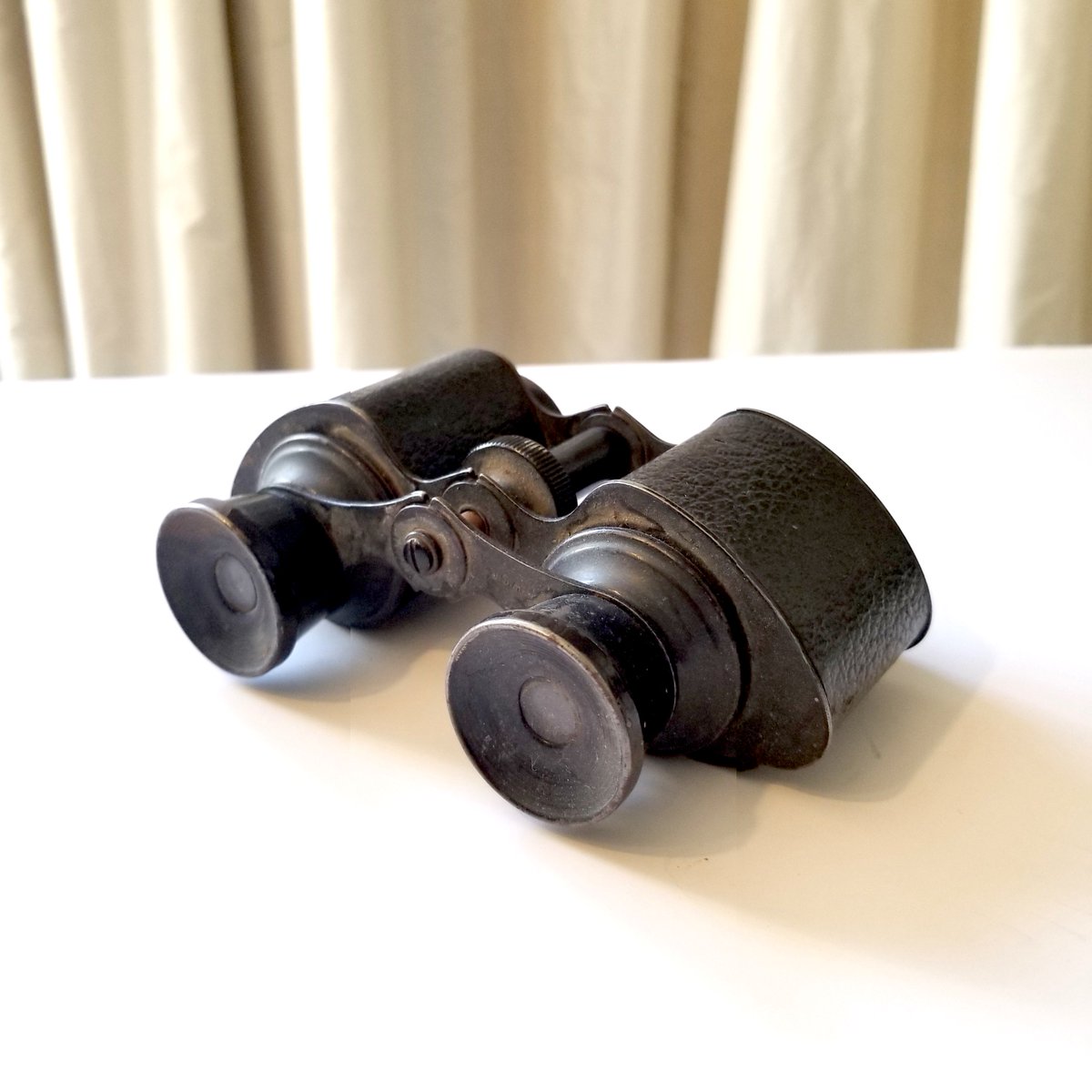 CaseyDesignPlan's tweet image. I love to imagine the stories behind vintage items – I wonder who has seen through these binoculars?

#vintagestyle #oneofakind #antiqueobjects #classical #designsfromanothercentury #luxurydesign #interiordesignersofcanada #housestyling #homedecor #designanddecoration #interior