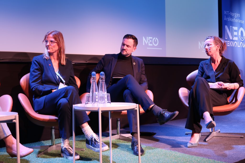 IKTNorge's tweet photo. - Vi må huske at norsk politikk kan være en tillitsstemme i det digitale. @theasommerseth i samtale med @dagiulstein @BirgitteLange @LisaSivertsen @Austlid og Hanan Abdelrahman på #NEO2019 https://t.co/oVOmvFPGqt