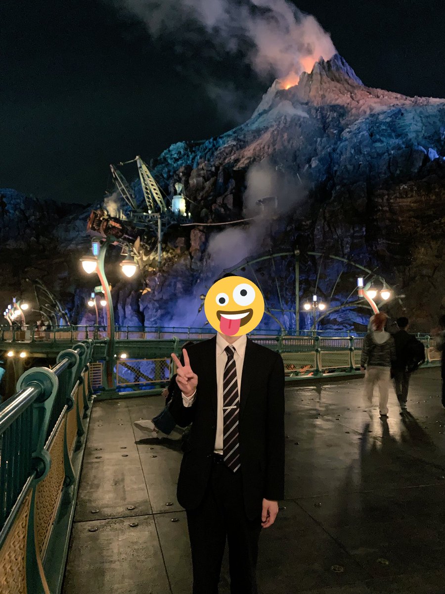 つばっしー 仕事帰りです どうも スーツディズニー楽しんでます T Co Xtcemfdwgv Twitter