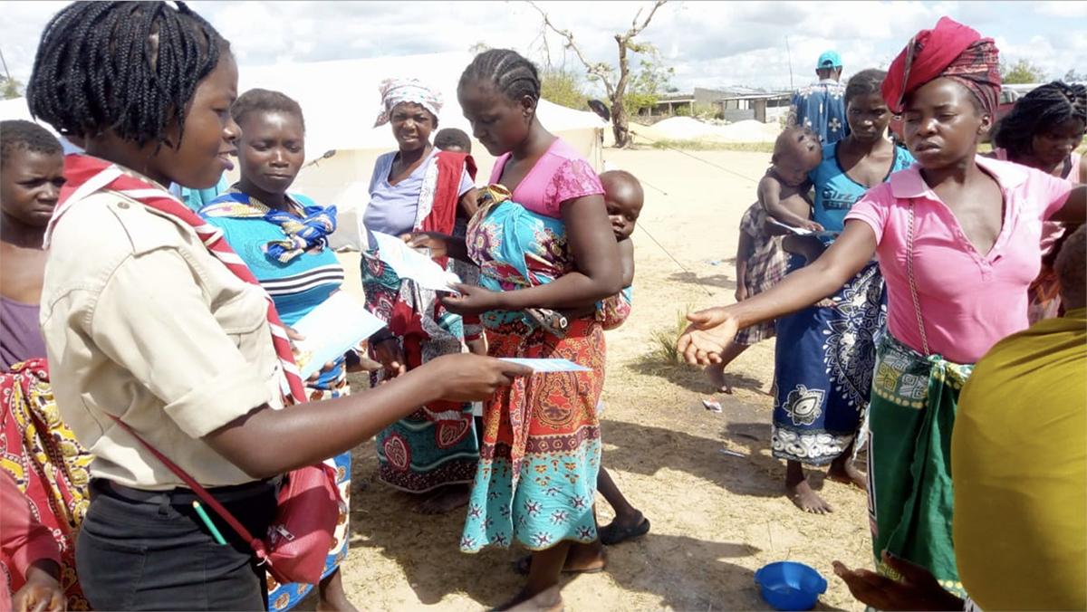 worldscouting's tweet photo. Over 700 Mozambique #Scouts are providing critical aid to 1000s of families affected by #CycloneIdai. 

Read the full story and find out what you can do to support their relief efforts 👉 https://t.co/ILlEP4P6uc https://t.co/VqmAREmCI0