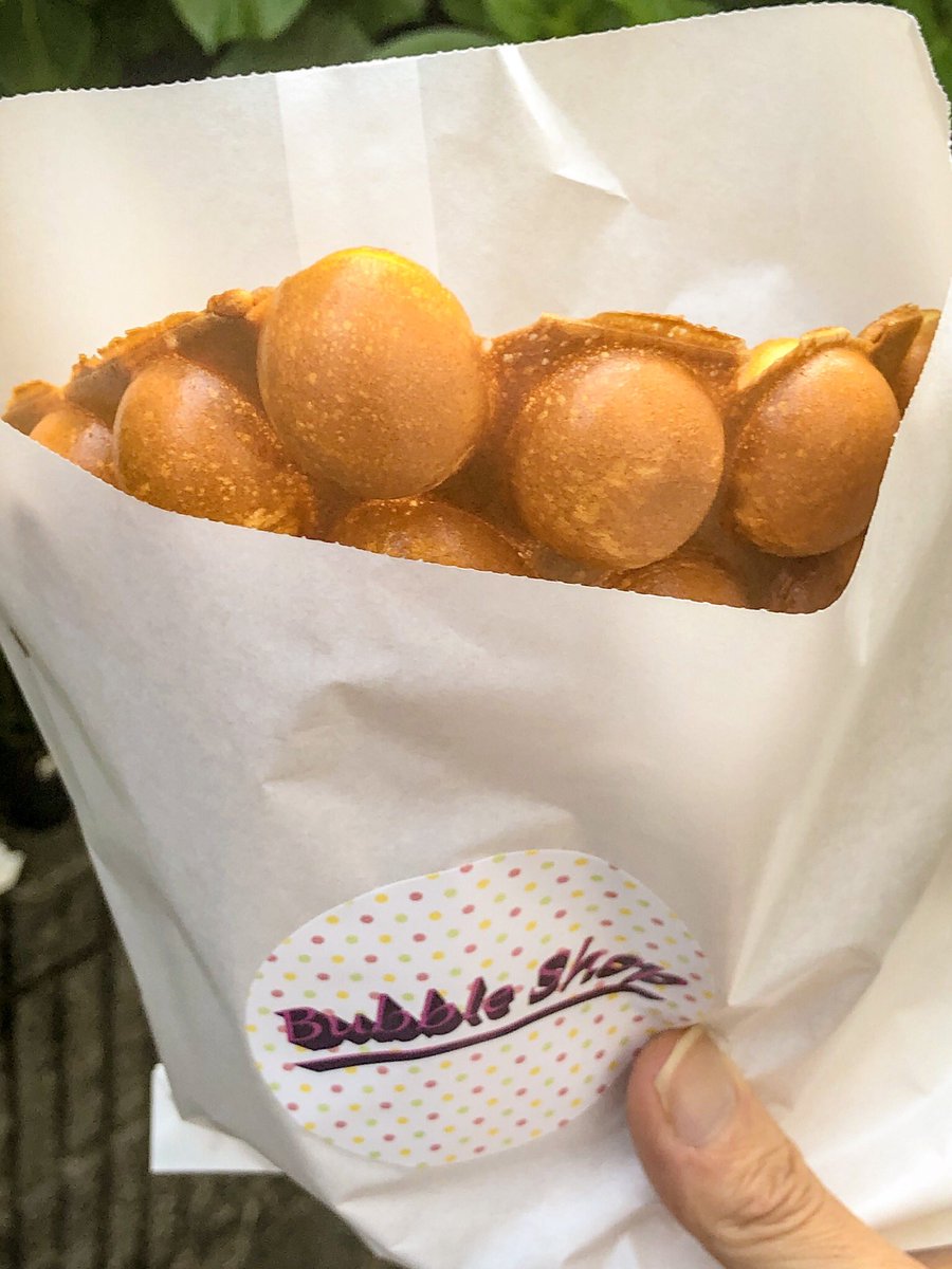 BUBBLE SHOPの雞蛋仔(ゲイダンジャイ)香港風ワッフルで甘めに溶いた小麦粉を焼いた生地でパリッと見た目より甘く美味しい。ワンハンドスタイルで結構大きいのが嬉しい? 