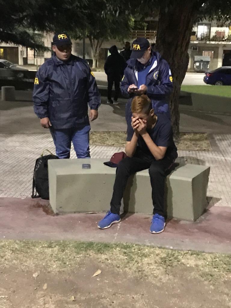 PatoBullrich's tweet photo. Hizo 3 llamados diciendo que había puesto una bomba en la Estación Constitución. 
Tiene 16 años y fue detenido por @PFAOficial. En Argentina hay consecuencias contra quienes quiebren la ley, y con estas actitudes irresponsables le complican la vida a otros ciudadanos. https://t.co/Uy52uvtYJE
