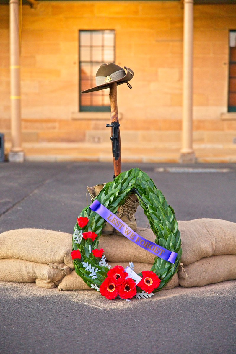 FORCOMDAusArmy's tweet image. Headquarters #ForcesCommand personnel started #AnzacDay 2019 with a dawn service at #VictoriaBarracks Sydney, before joining thousands of Aussies and visitors for the annual Anzac march through the city.  #OurCommunity #WeWillRememberThem @RSMFORCOMD @RSL_National @AustralianArmy