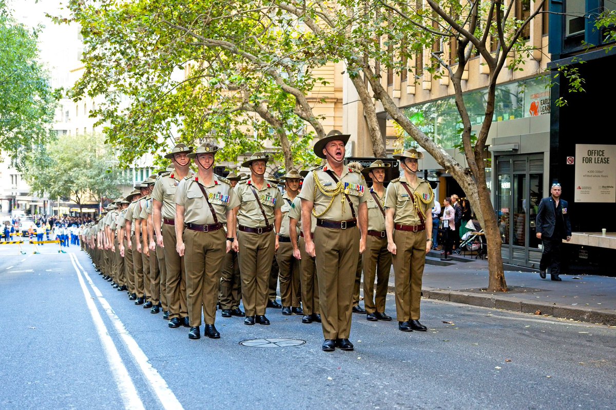 FORCOMDAusArmy's tweet image. Headquarters #ForcesCommand personnel started #AnzacDay 2019 with a dawn service at #VictoriaBarracks Sydney, before joining thousands of Aussies and visitors for the annual Anzac march through the city.  #OurCommunity #WeWillRememberThem @RSMFORCOMD @RSL_National @AustralianArmy