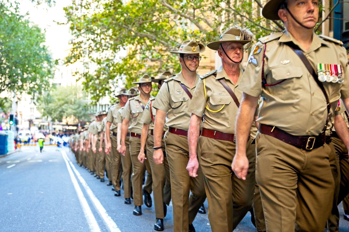 FORCOMDAusArmy's tweet image. Headquarters #ForcesCommand personnel started #AnzacDay 2019 with a dawn service at #VictoriaBarracks Sydney, before joining thousands of Aussies and visitors for the annual Anzac march through the city.  #OurCommunity #WeWillRememberThem @RSMFORCOMD @RSL_National @AustralianArmy
