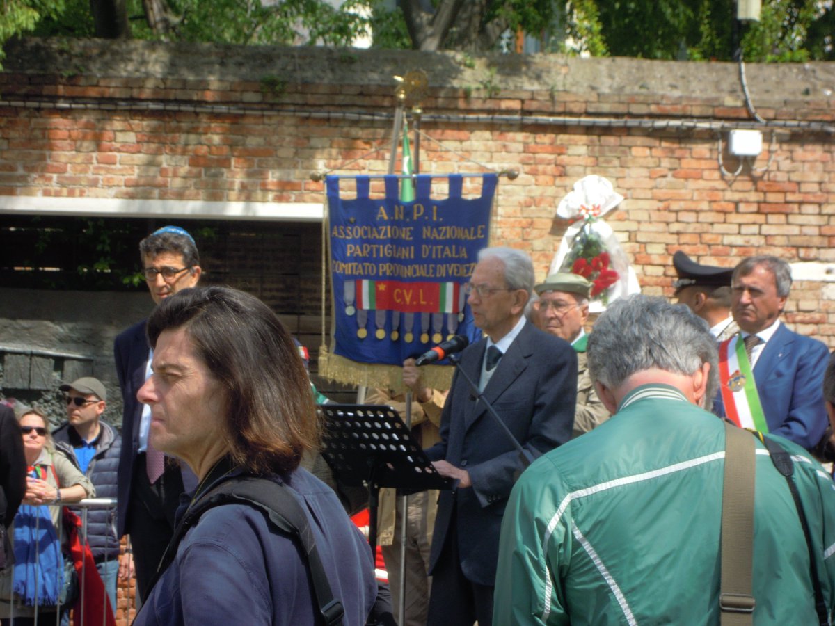 IveserVenezia's tweet photo. Tanta gente, tanta partecipazione, tanto impegno, una bella "festa" come fu 74 anni fa quando l'Italia si liberò dal nazifascismo
#Venezia non dimentica, la #storia non si cambia
la festa continua, appuntamento questo pomeriggio a Castello https://t.co/JUZZXWiIdZ