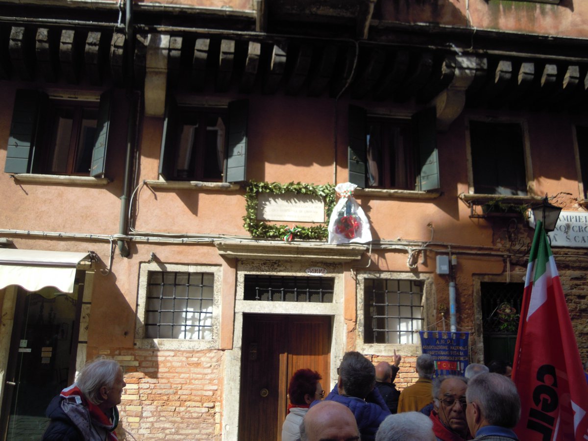 IveserVenezia's tweet photo. Tanta gente, tanta partecipazione, tanto impegno, una bella "festa" come fu 74 anni fa quando l'Italia si liberò dal nazifascismo
#Venezia non dimentica, la #storia non si cambia
la festa continua, appuntamento questo pomeriggio a Castello https://t.co/JUZZXWiIdZ