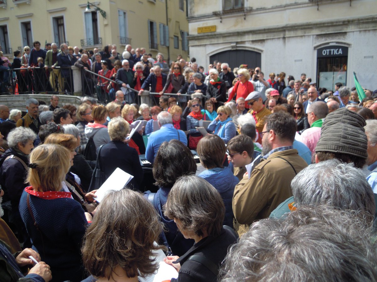 IveserVenezia's tweet photo. Tanta gente, tanta partecipazione, tanto impegno, una bella "festa" come fu 74 anni fa quando l'Italia si liberò dal nazifascismo
#Venezia non dimentica, la #storia non si cambia
la festa continua, appuntamento questo pomeriggio a Castello https://t.co/JUZZXWiIdZ